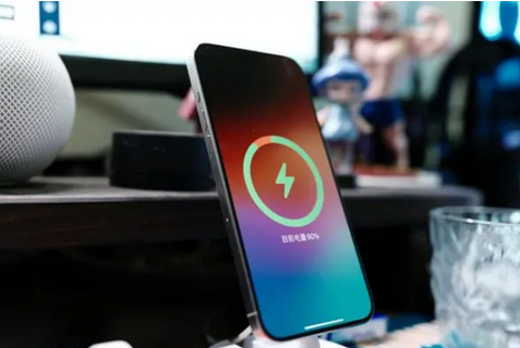 站前苹果15换屏服务分享用什么充电器给iPhone15充电更好 
